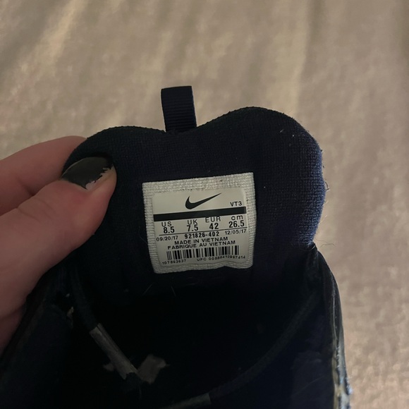 Blue Nike shoes - Picture 3 of 3